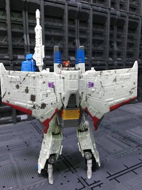 Transformers Siege Wave 2 Voyagers Soundwave And Starscream In Hand Photos 03 (3 of 16)